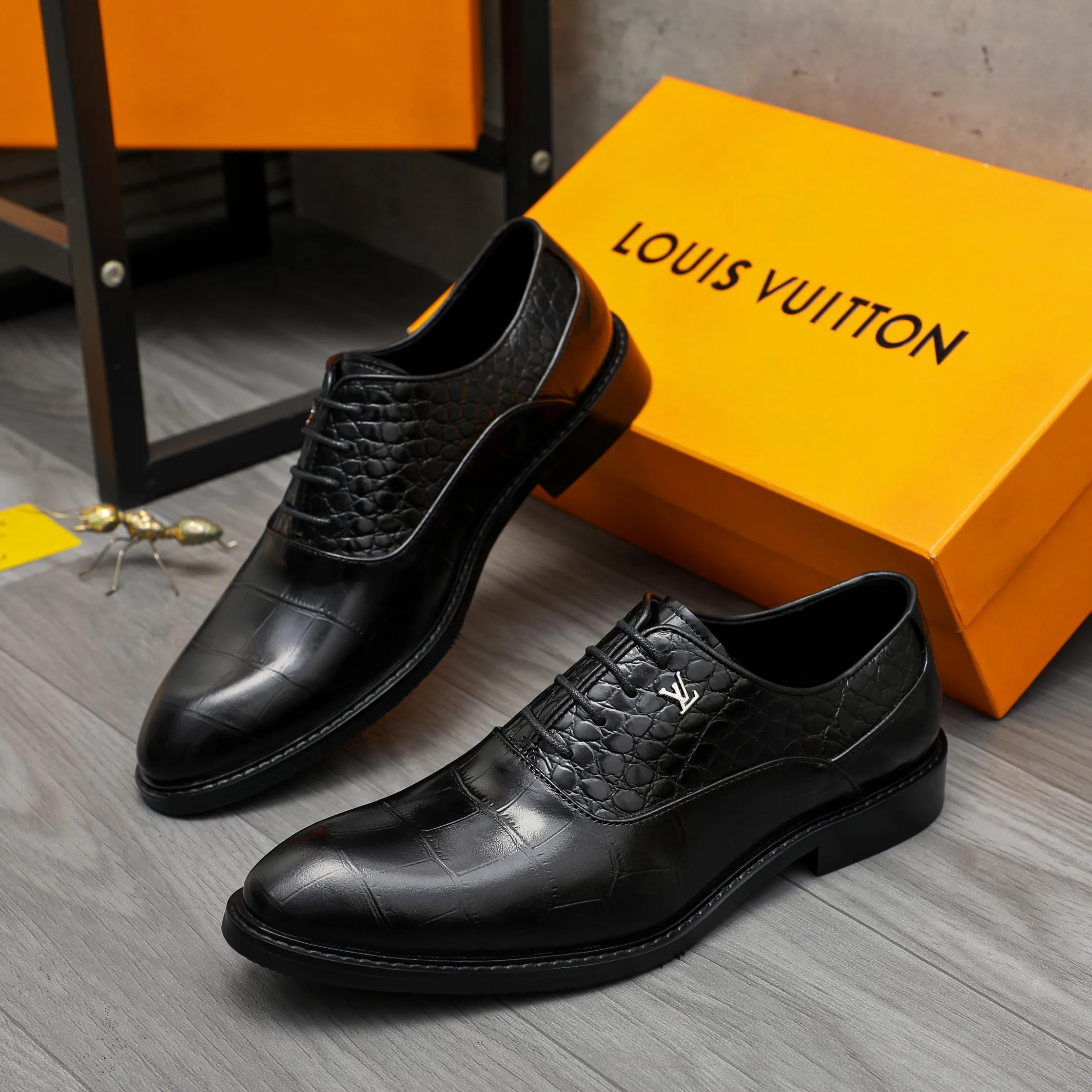 Men's shoes 💰p460 Product trademark: LV (Louis Vuitton) business lace-up formal leather shoes Regular size: 39-44 (38.45 custom-made, non-returnable) Product materials: Selected high-quality stone grain cowhide stitching upper, cowhide lining, original rubber outsole